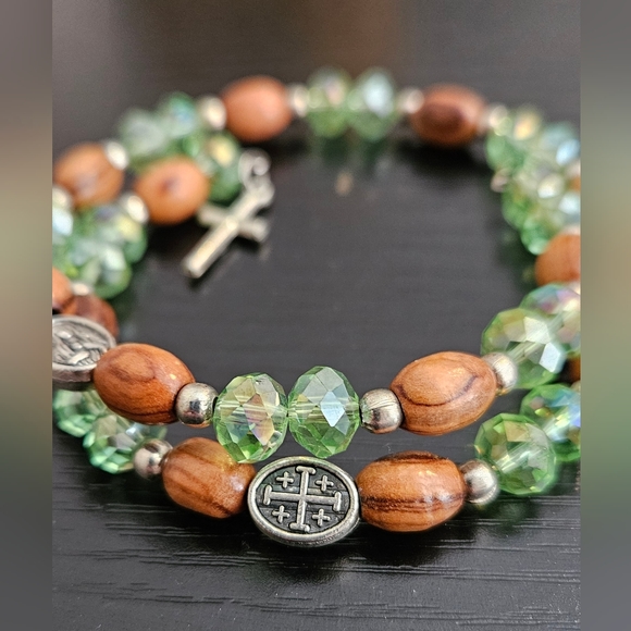 Green and brown coil bracelet with cross charm - Picture 3 of 6